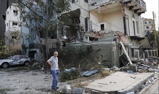 Un libanés frente a su casa, que resultó gravemente dañada por la explosión en Beirut.