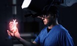 Una persona observa el holograma de un corazón humano. 