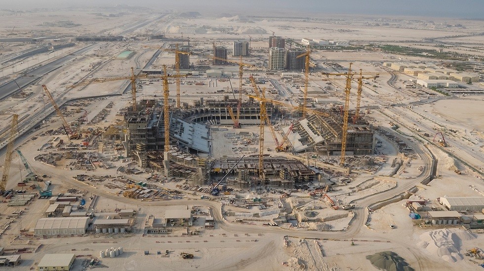 El estadio de la Copa Mundial en Qatar en construcción. 