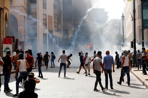 La policía antidisturbios libanesa lanzó gases lacrimógenos contra manifestantes. 