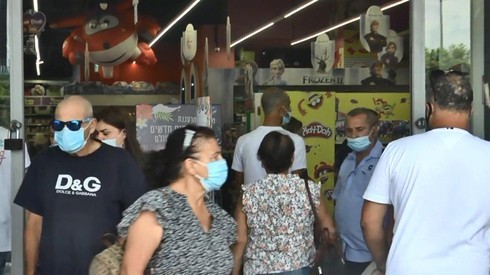 Israelíes con máscaras en el complejo Cinema City en Rishon Lezion, cerca de Tel Aviv. 