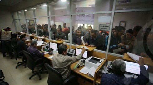 Gazatíes forman fila para recibir dinero catarí.