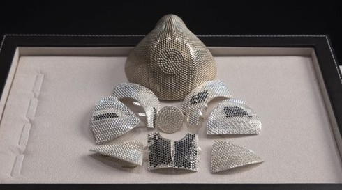 La máscara contra el coronavirus de mayor valor en el mundo. Hecha de oro blanco y diamantes. 