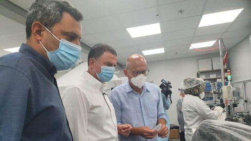 Yuli Edelstein durante su visita a la fábrica de mascarillas el martes. (Barel Efraim) Yuli Edelstein durante su visita a la fábrica de mascarillas el martes.