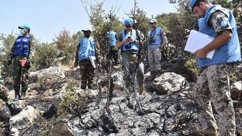Tropas de la FPNUL inspeccionan el lugar de un presunto intento de infiltración de militantes de Hezbollah en territorio israelí. 