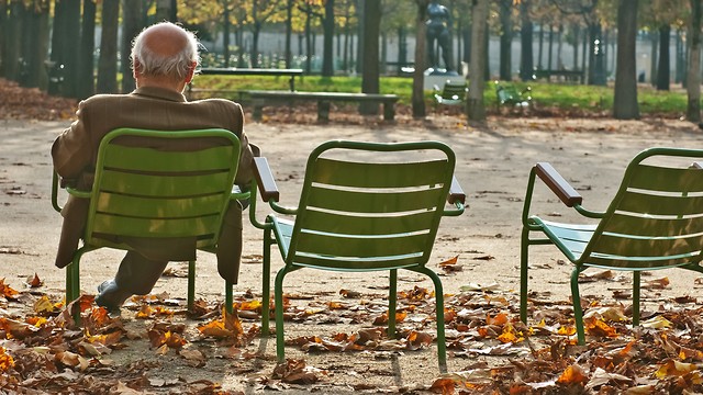 No solo las personas mayores sufren la soledad. 