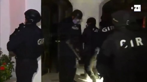 La policía irrumpe en la casa del ex presidente de Ecuador, Abdalá Bucaram.