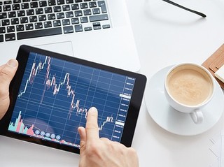 Las aplicaciones hacen que las transacciones en el mercado de valores sean mucho más accesibles. 
