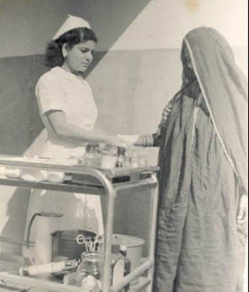 Esther Katzav antes de emigrar a Israel, trabajando como enfermera en Bahréin. 
