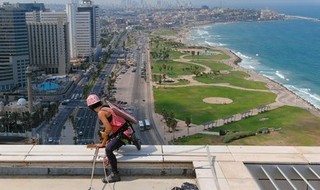 Noa Toledo mira hacia la costa de Tel Aviv. 