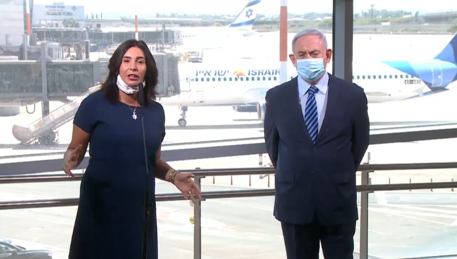 La ministra de Transporte, Miri Regev, junto a Netanyahu en el aeropuerto Ben Gurion.