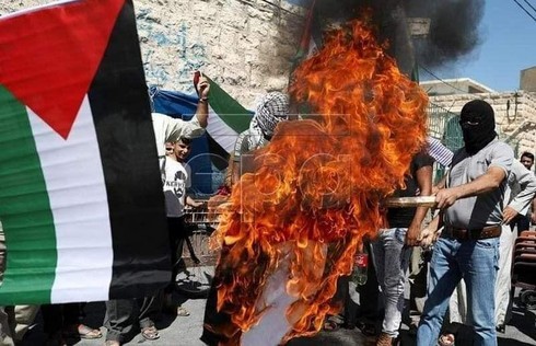 Palestinos queman banderas de los Emiratos Arabes Unidos tras la firma del acuerdo con Israel. 