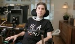 Adi Barkan vistiendo una camiseta con el lema de la campaña que lidera: "Sé un héroe".