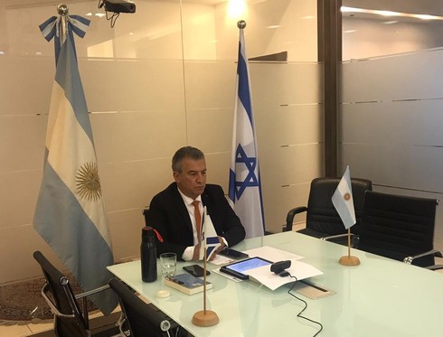 El embajador argentino en Israel, Sergio Urribarri, mientras participaba de la reunión por Zoom. 