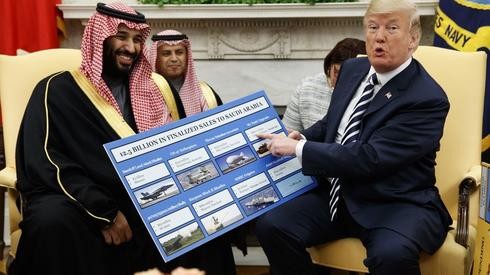 Trump muestra un gráfico que destaca la venta de armas a Arabia Saudita durante una reunión con el príncipe heredero Mohammed bin Salmán. 