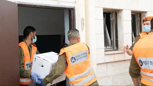 Soldados del Comando del Frente Doméstico ayudan en la distribución de alimentos en áreas afectadas por una alta tasa de infección por coronavirus. 