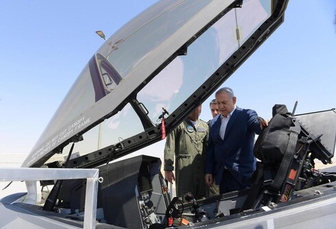 El primer ministro Benjamín Netanyahu durante la inspección de un avión de combate F-35 de fabricación estadounidense. 