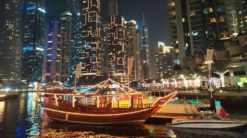 La ciudad de Dubai, de noche. 