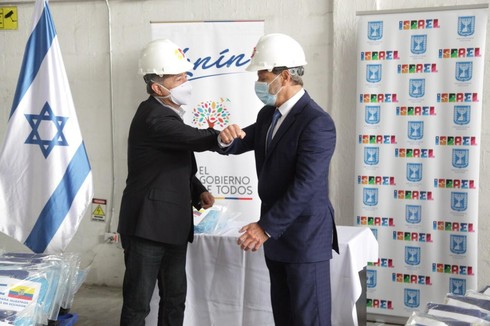 Saludo entre Zeev Harel, embajador israelí, y el ministro ecuatoriano Juan Carlos Zevallos. (Embajada de Israel en Ecuador) Zeev Harel, embajador israelí, haciendo entrega de los kits al ministro ecuatoriano Juan Carlos Zevallos.