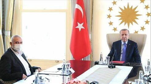 Reunión entre el presidente turco, Recep Tayyip Erdogan, y el líder de Hamás, Ismail Haniyeh, en Estambul.