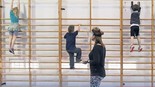 Estudiantes haciendo ejercicio durante una clase de educación física. 