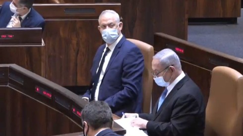 Gantz obseerva a Netanyahu en la sesión de este lunes: se evitaron las elecciones pero la tensión política continúa. 