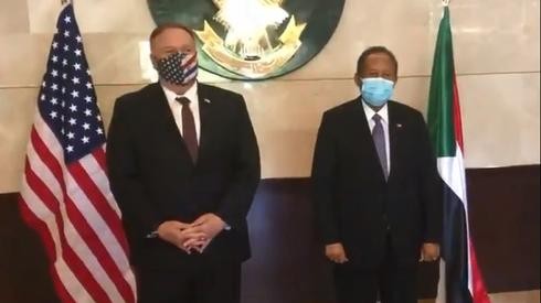 El secretario de Estado estadounidense, Mike Pompeo, y el primer ministro sudanés, Abdallah Hamdok, en Jartum.