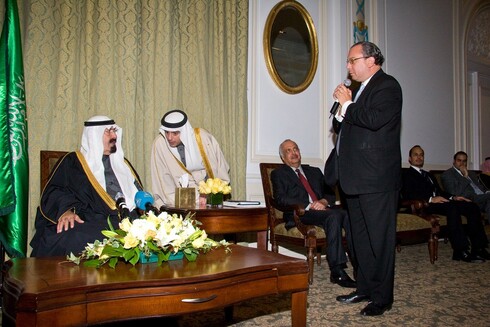 El rabino Marc Schneier se dirige al rey Abdullah de Arabia Saudita durante un encuentro en Nueva York.