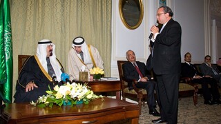 El rabino Marc Schneier se dirige al rey Abdullah de Arabia Saudita durante un encuentro en Nueva York.