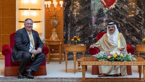El secretario de Estado estadounidense, Mike Pompeo, y el rey de Bahréin en Manama.