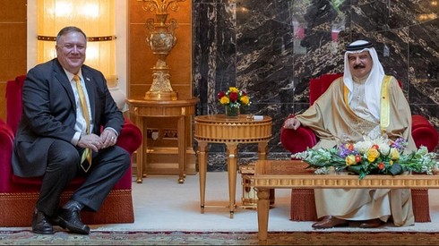El secretario de Estado estadounidense, Mike Pompeo, y el rey de Bahréin, Hamad bin Isa al-Jalifa, en Manama.  