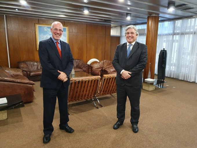 El embajador de Israel, Yaed Magen, junto al canciller uruguayo Francisco Bustillo. 