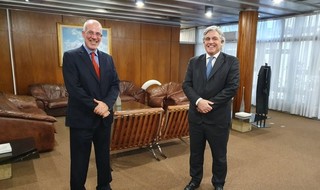 El embajador de Israel, Yaed Magen, junto al canciller uruguayo Francisco Bustillo. 