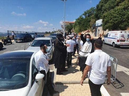 Manifestantes jasídicos llegan el jueves frente al hotel Safed donde se aloja el primer ministro Benjamin Netanyahu. 