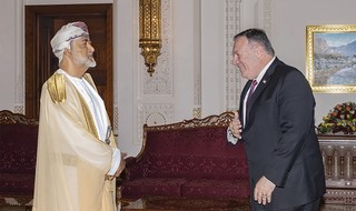 El secretario de Estado estadounidense, Mike Pompeo, y el sultán de Omán, Haithan bin Taliq.