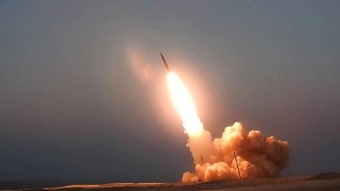 Lanzamiento de un misil presentado por Irán desde un lugar desconocido. 
