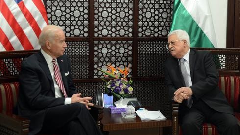 El vicepresidente Joe Biden se reunió con el presidente palestino Mahmoud Abbas en Ramallah en marzo de 2016, en EE.UU. 