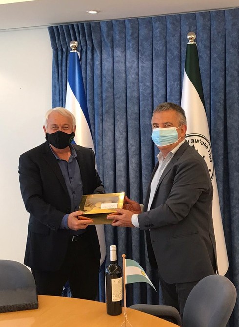El embajador argentino junto al ministro de Agricultura israelí. 