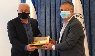 El embajador argentino junto al ministro de Agricultura israelí. 