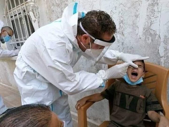 Un niño de Gaza es hisopado para detectar COVID-19. 