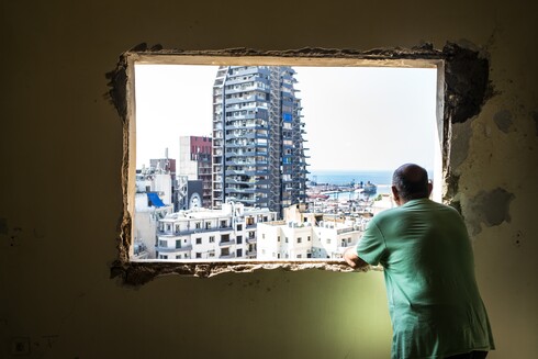 Los libaneses se encuentran frente a la difícil tarea de reconstruir su hogar o sucumbir antes los tiburones inmobiliarios. 