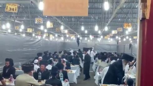 Peregrinos israelíes ultraortodoxos cenan sin distancia social en Uman, Ucrania.