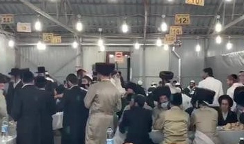 Peregrinos israelíes ultraortodoxos cenan sin distancia social en Uman, Ucrania.