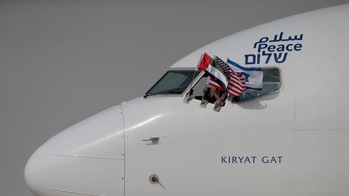 El capitán del avión muestra banderas de Israel, Estados Unidos y Emiratos a su llegada al aeropuerto de Abu Dhabi. 