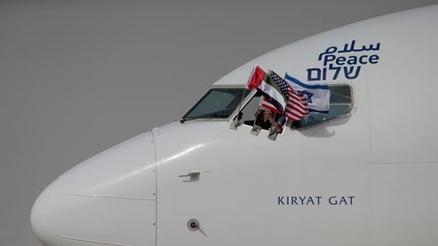El capitán del avión muestra banderas de Israel, Estados Unidos y Emiratos a su llegada al aeropuerto de Abu Dhabi. (Reuters) El capitán del avión muestra banderas de Israel, Estados Unidos y Emiratos a su llegada al aeropuerto de Abu Dhabi.