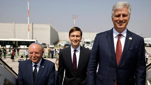 Meir Ben Shabbat, Jared Kushner y Robert O'Brien abordan el avión que los llevará a Abu Dhabi.