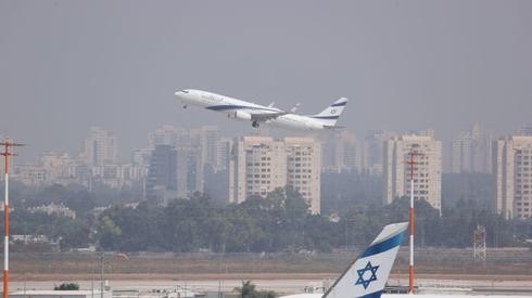 El vuelo histórico de El Al partió a Emiratos. 