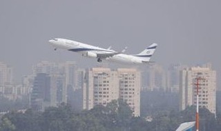 El vuelo histórico de El Al partió a Emiratos.