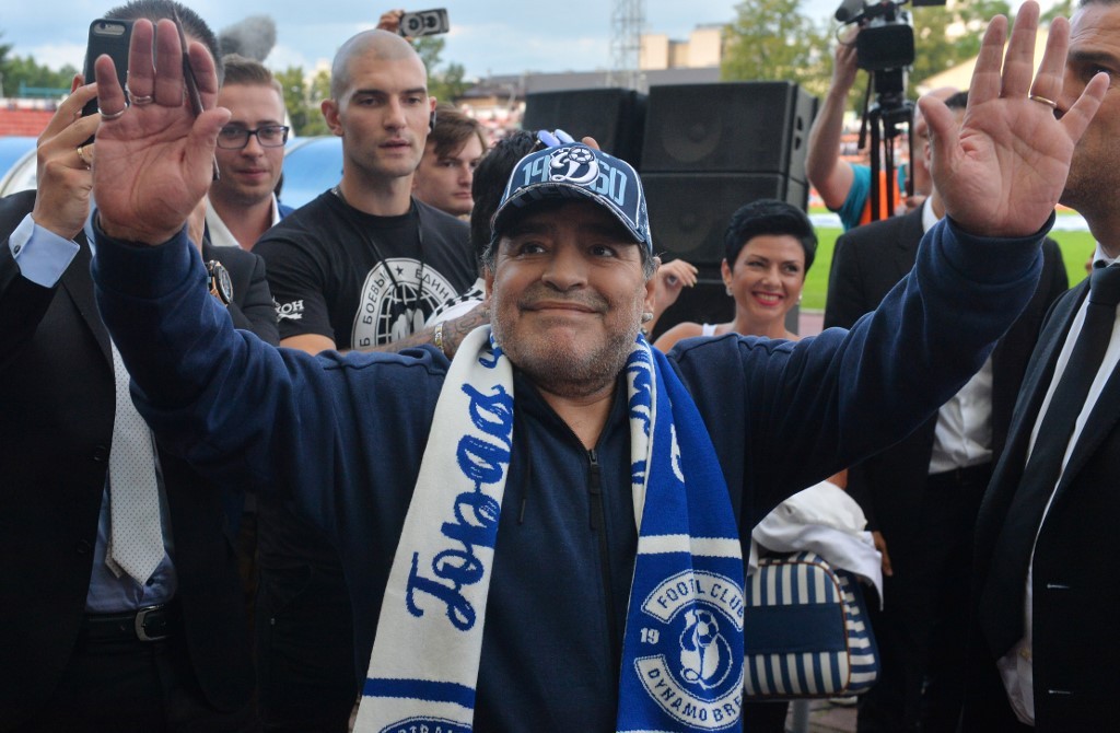 La cálida recepción del Dinamo Brest a Maradona en 2018. 