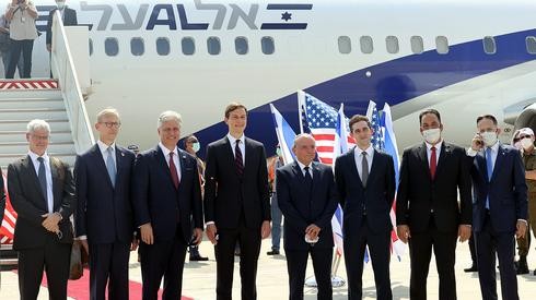 Las delegaciones de Israel y EE.UU. antes del vuelo histórico a Emiratos. (Yariv Katz) Las delegaciones de Israel y EE.UU. antes del vuelo histórico a Emiratos.